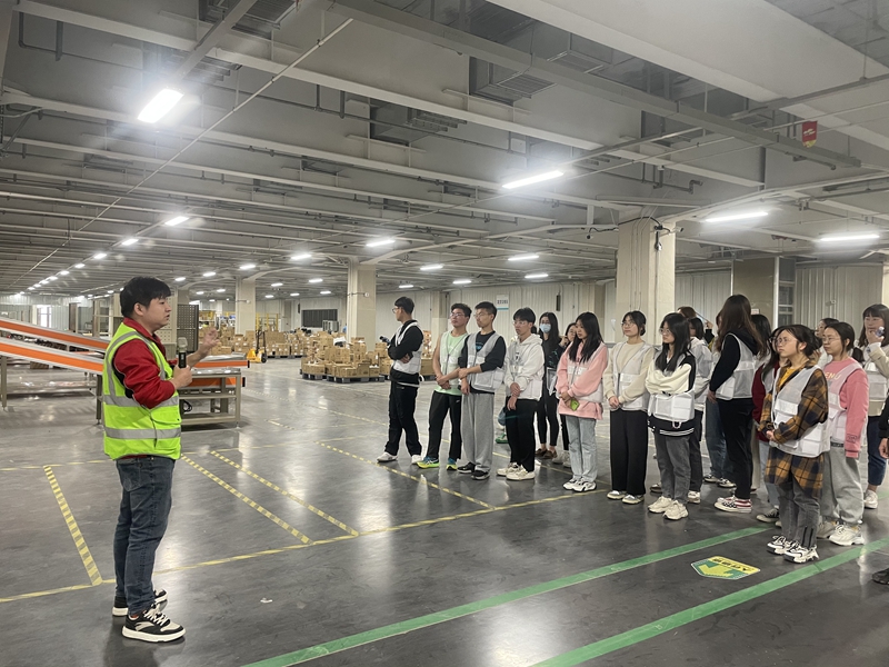 商学院开展“校地合作育新人”五四主题教育实践活动