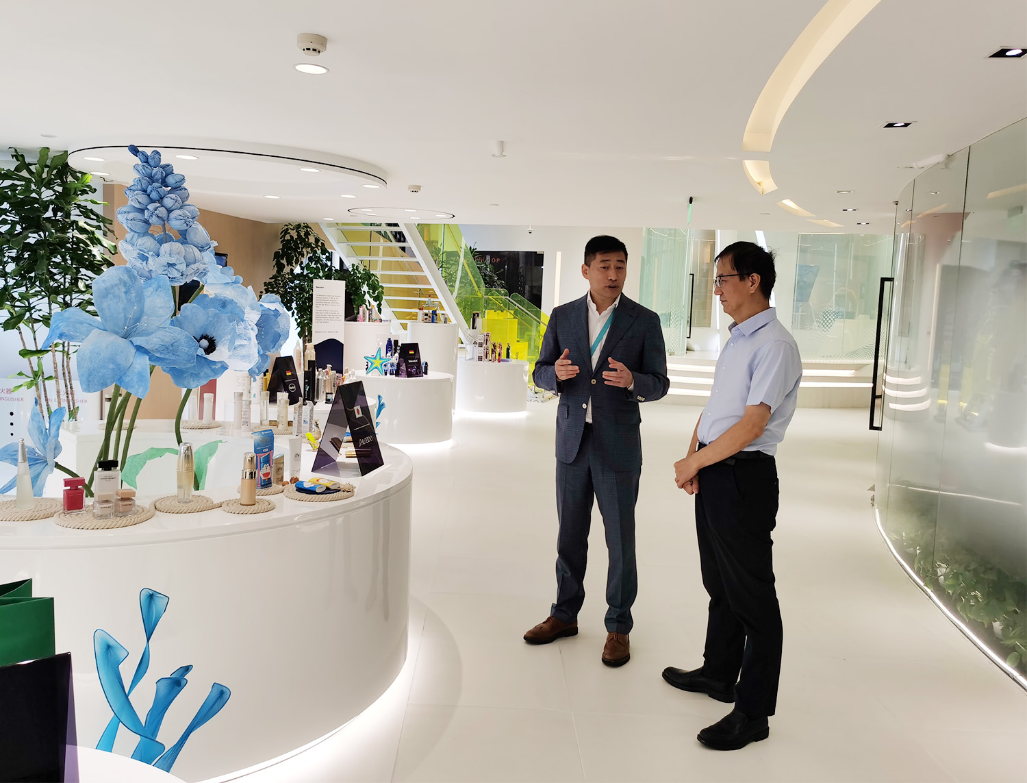 姜建明校长带队赴路捷鲲驰集团上海总部调研
